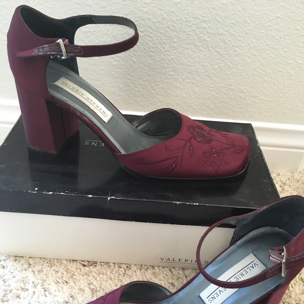 Size 10 embroidered burgundy heels
